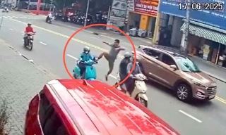 Người đàn ông đạp nữ xe ôm ngã giữa đường
